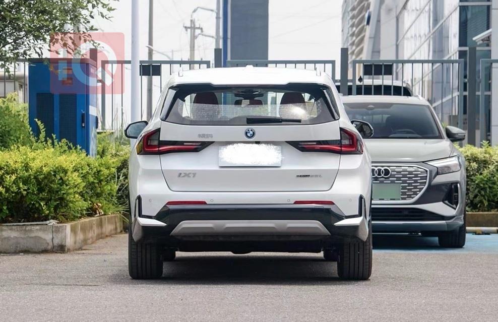 بی ئێم دەبڵیو X1